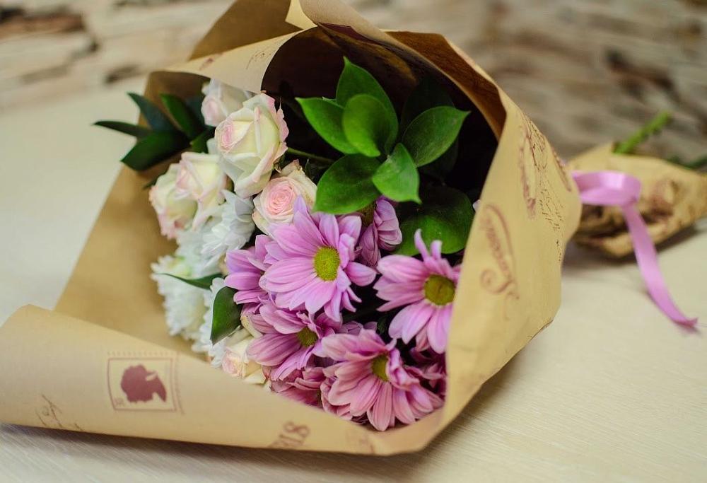 Букет цветов из: Розы и Хризантемы в поселке имени Цюрупы