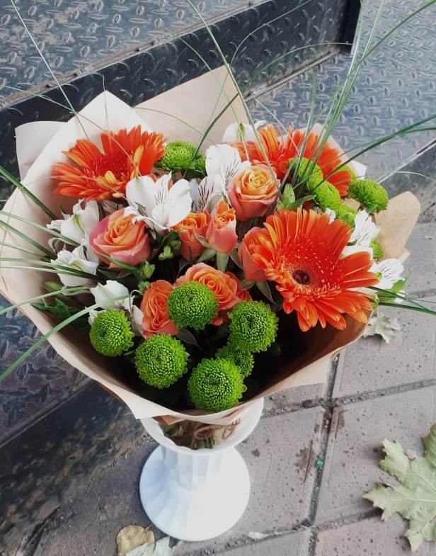 Букет огненно-рыжий в поселке имени Цюрупы Букет цветов из: Герберы, Хризантемы, Альстромерии и Розы в поселке имени Цюрупы