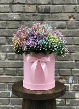 Композиция Яркие эмоции в поселке имени Цюрупы Цветочная композиция из Гипсофила и Розы в шляпной коробке в поселке имени Цюрупы