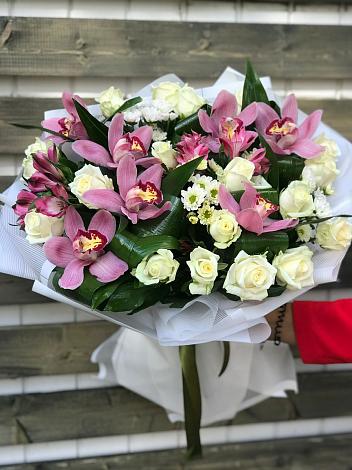 Букет цветов из: Розы и Хризантемы в поселке имени Цюрупы
