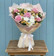 Букет цветов из:  Гвоздики, Орхидеи и Розы в поселке имени Цюрупы