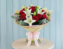 Букет цветов из:  Лилии и Розы в поселке имени Цюрупы