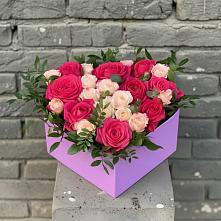 Цветочная композиция из Розы в коробке в поселке имени Цюрупы