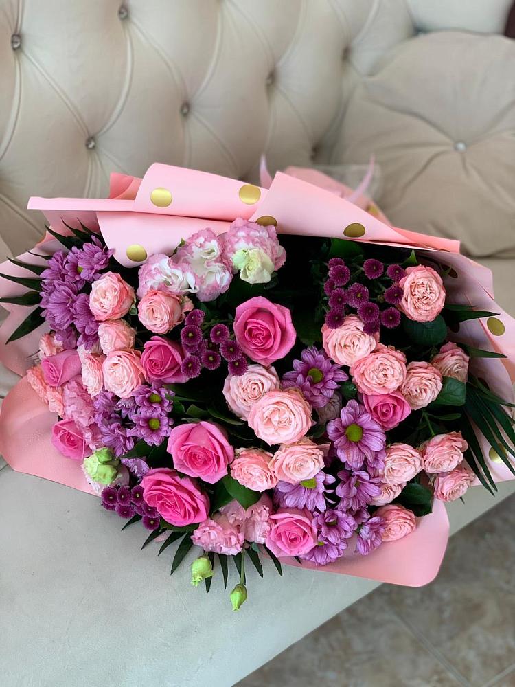 Букет цветов из: Хризантемы, Розы и Лизиантусы в поселке имени Цюрупы