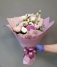 Букет цветов из:  Розы и Лизиантусы в поселке имени Цюрупы