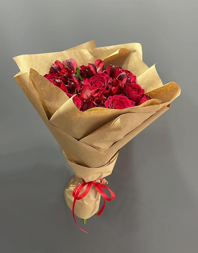 Букет цветов из: Альстромерии и Розы в поселке имени Цюрупы