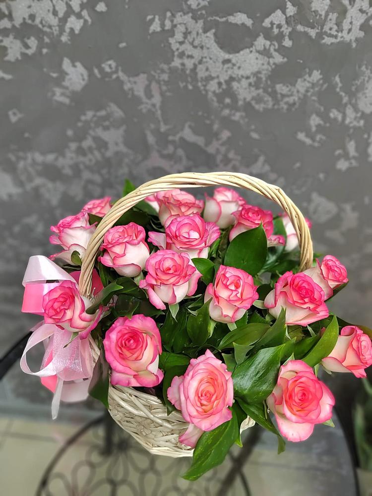 Цветочная композиция из Розы в корзине в поселке имени Цюрупы