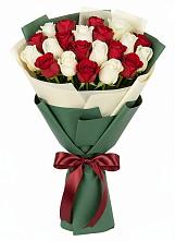 Букет Микс из красных и белых роз в поселке имени Цюрупы
