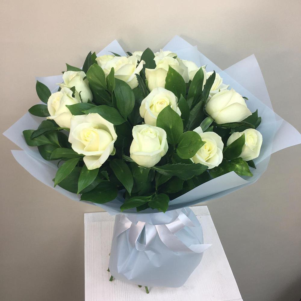 Букет 15 Белых роз Проуд в поселке имени Цюрупы