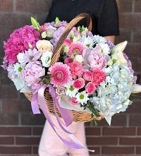 Композиция солнечный день в поселке имени Цюрупы Цветочная композиция из Розы, Хризантемы, Пионы и Лизиантусы в корзине в поселке имени Цюрупы