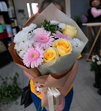 Букет цветов из:  Герберы, Розы и Хризантемы в поселке имени Цюрупы
