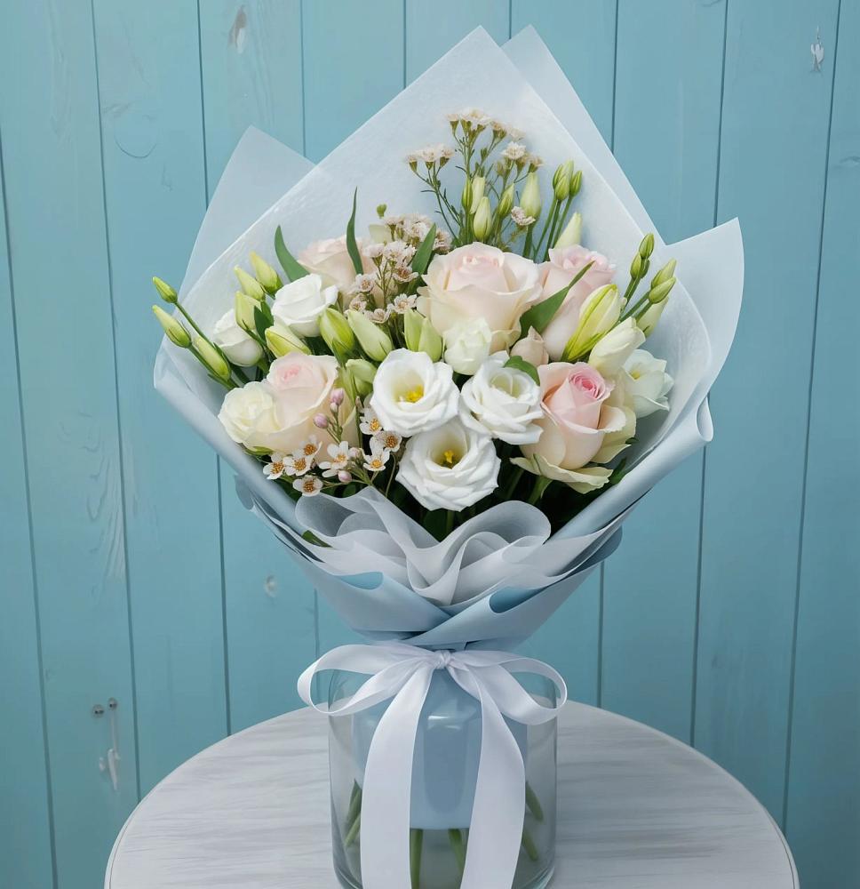 Букет очаровательный аромат в поселке имени Цюрупы Букет цветов из: Розы и Лизиантусы в поселке имени Цюрупы