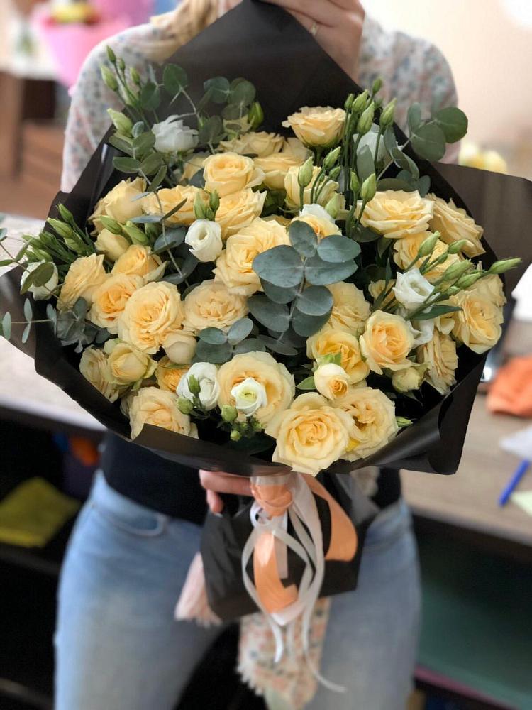 Букет цветов из: Розы и Лизиантусы в поселке имени Цюрупы