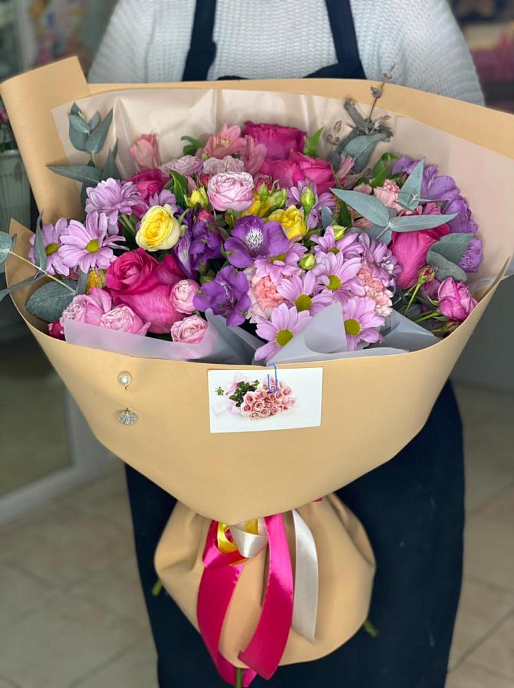 Букет вдохновленный любовью в поселке имени Цюрупы Букет цветов из: Хризантемы, Гвоздики и Альстромерии в поселке имени Цюрупы