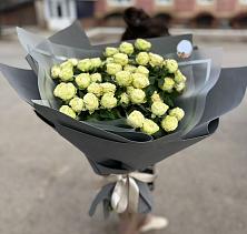 Букет Белые кустовые розы Солинеро в поселке имени Цюрупы