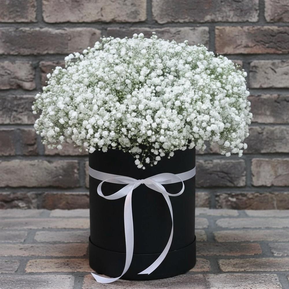 Цветочная композиция из Гипсофила в шляпной коробке в поселке имени Цюрупы