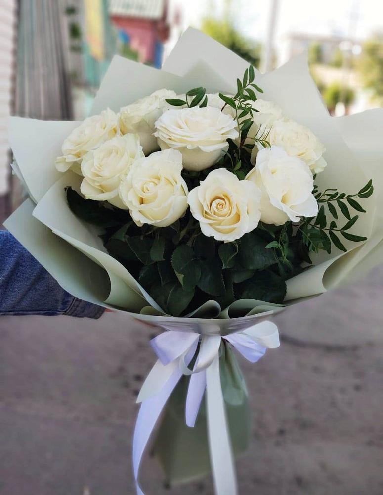 Белые розы Проуд в поселке имени Цюрупы Букет Белые розы Проуд в поселке имени Цюрупы