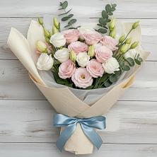 Букет цветов из:  Лизиантусы в поселке имени Цюрупы