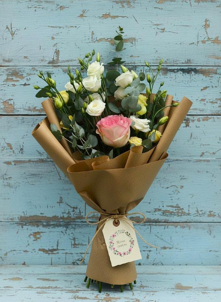 Букет цветов из: Розы и Лизиантусы в поселке имени Цюрупы