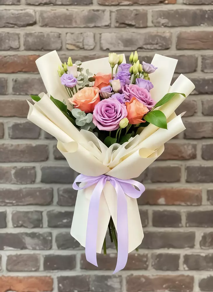 Букет цветов из: Лизиантусы и Розы в поселке имени Цюрупы