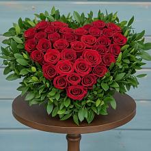 Цветочная композиция из Розы в виде сердца в поселке имени Цюрупы