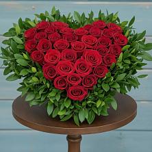 Цветочная композиция из Розы в виде сердца в поселке имени Цюрупы