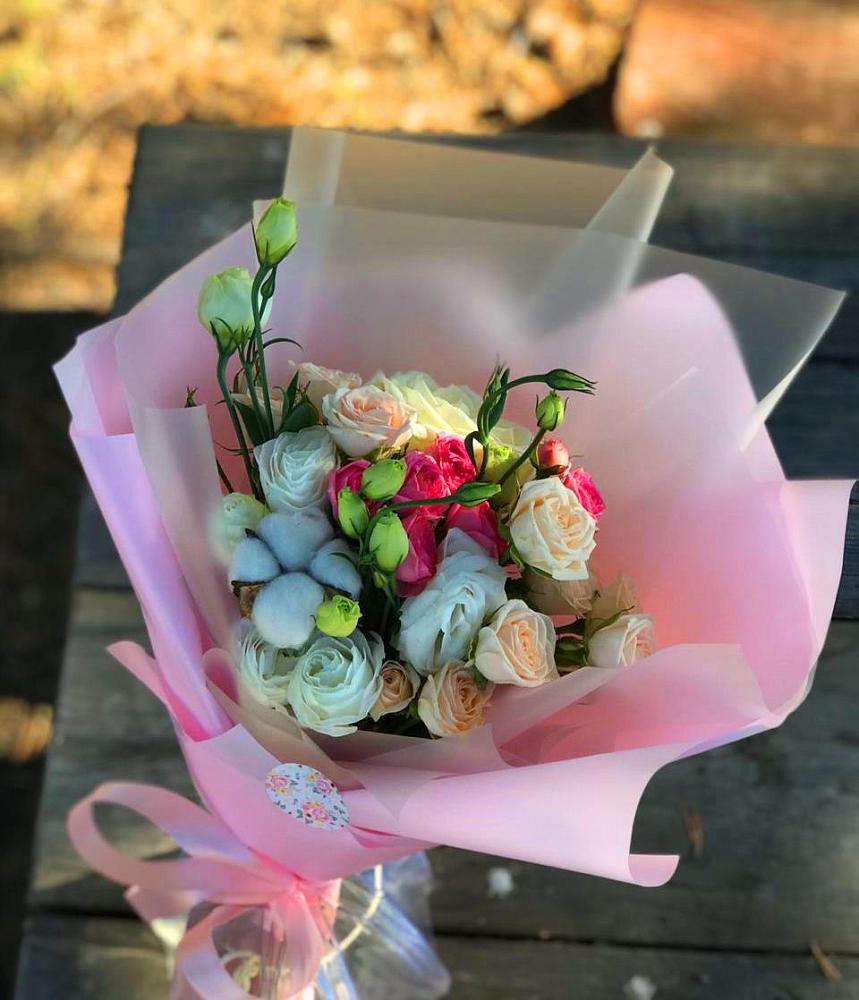 Букет цветочный коктейль в поселке имени Цюрупы Букет цветов из: Розы и Лизиантусы в поселке имени Цюрупы
