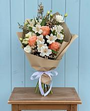 Букет яркий комплимент в поселке имени Цюрупы Букет цветов из:  Альстромерии, Лизиантусы, Розы и Хризантемы в поселке имени Цюрупы