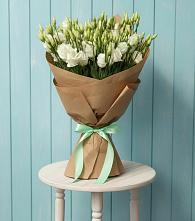 Букет цветов из:  Лизиантусы в поселке имени Цюрупы