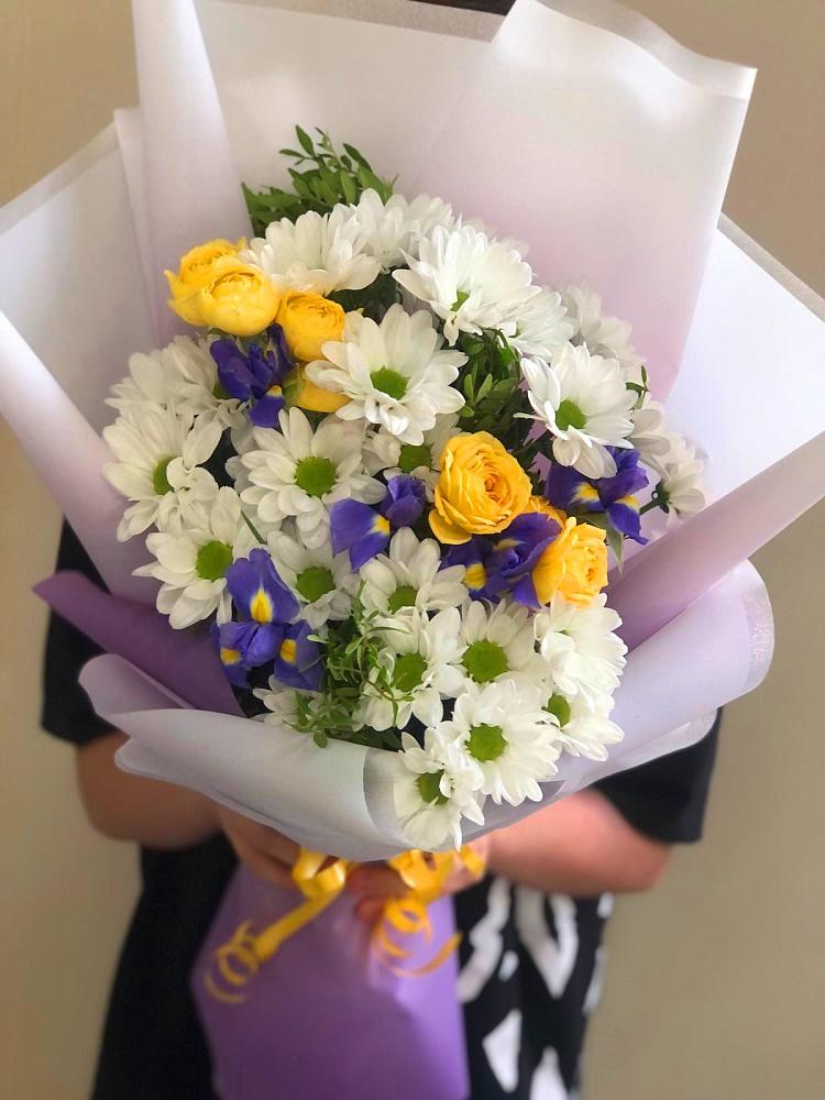 Букет цветов из: Ирисы, Хризантемы и Розы в поселке имени Цюрупы