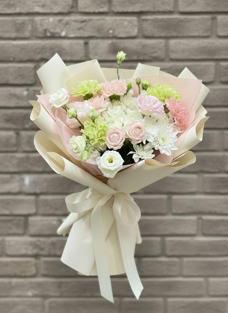 Букет цветов из: Гвоздики, Розы, Лизиантусы и Хризантемы в поселке имени Цюрупы