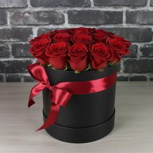 Цветочная композиция из Розы в шляпной коробке в поселке имени Цюрупы