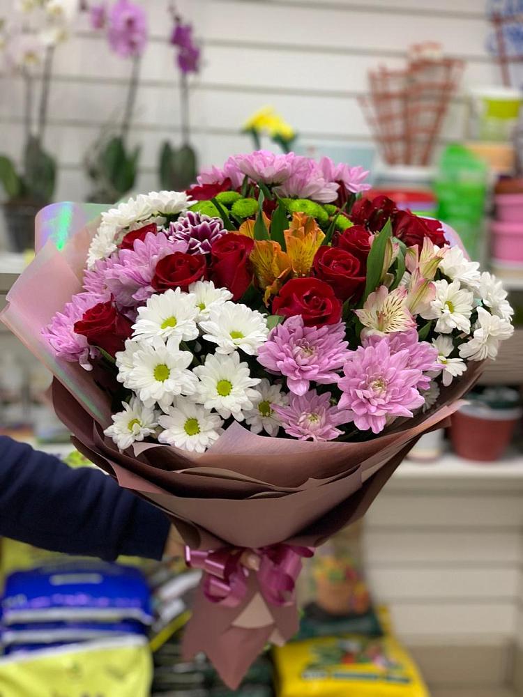 Букет салют цветов в поселке имени Цюрупы Букет цветов из: Розы, Хризантемы и Альстромерии в поселке имени Цюрупы
