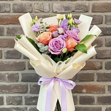 Букет цветов из:  Лизиантусы и Розы в поселке имени Цюрупы