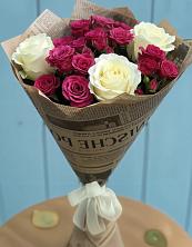 Букет цветов из:  Розы в поселке имени Цюрупы