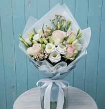 Букет очаровательный аромат в поселке имени Цюрупы Букет цветов из:  Розы и Лизиантусы в поселке имени Цюрупы