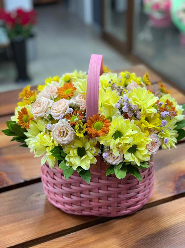 Композиция цветы лета в поселке имени Цюрупы Цветочная композиция из Хризантемы и Розы в корзине в поселке имени Цюрупы