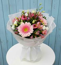 Букет прохладный бриз в поселке имени Цюрупы Букет цветов из:  Герберы, Альстромерии и Лизиантусы в поселке имени Цюрупы