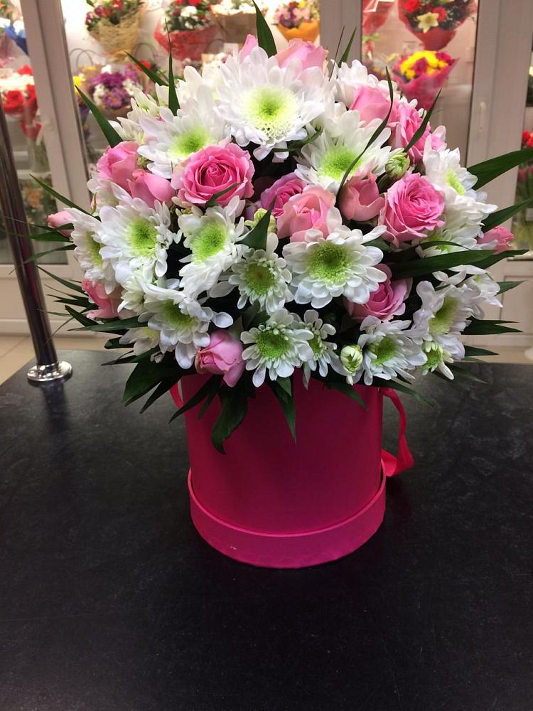 Композиция грация в поселке имени Цюрупы Цветочная композиция из Розы и Хризантемы в шляпной коробке в поселке имени Цюрупы