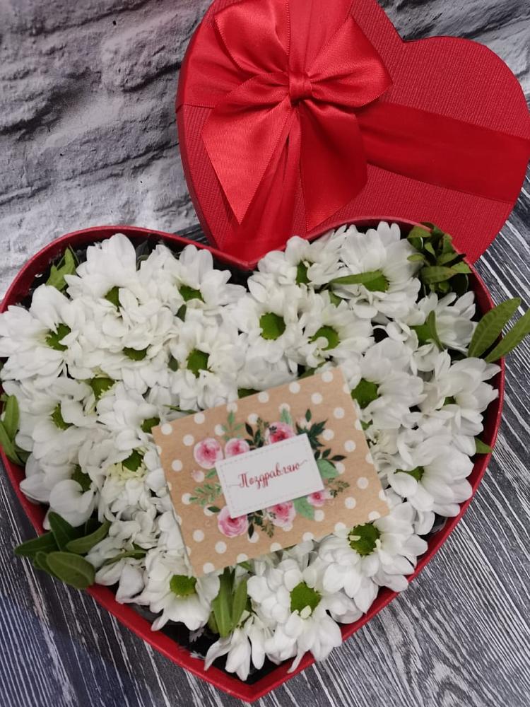 Цветочная композиция из Хризантемы в виде сердца в поселке имени Цюрупы