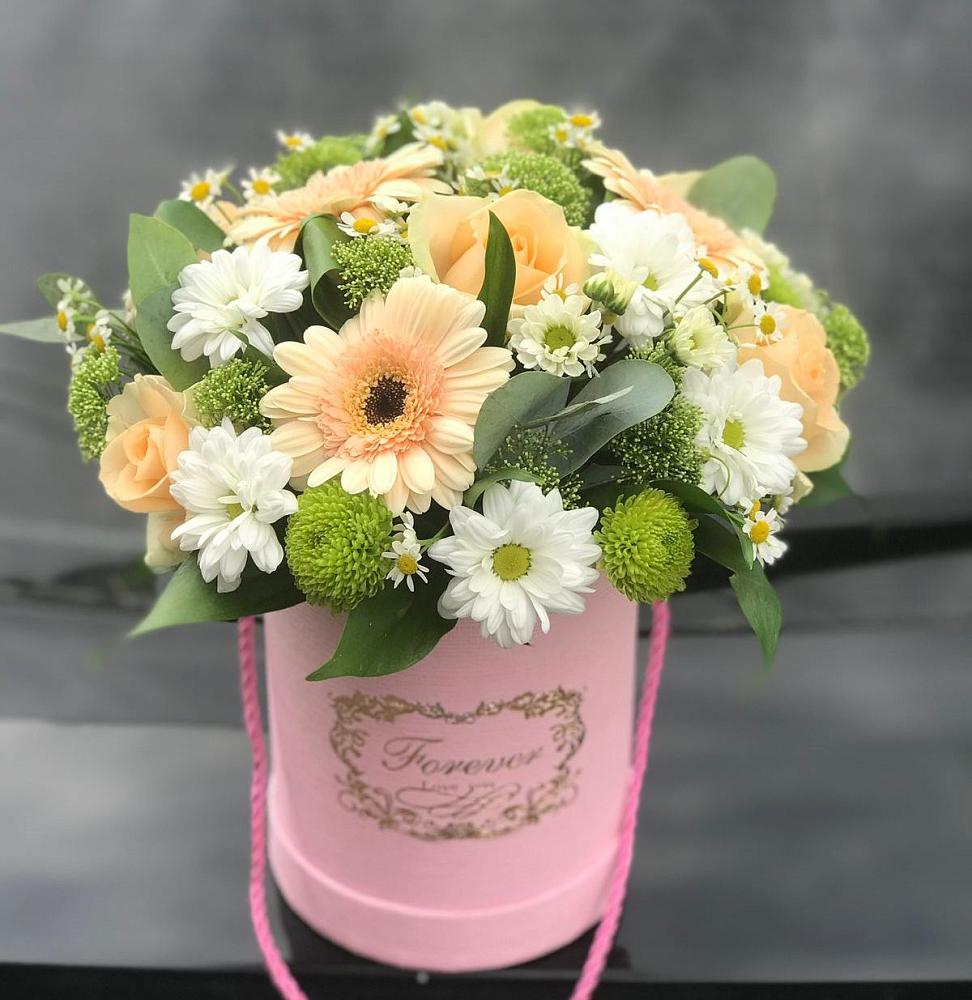 Композиция маленькая прелесть в поселке имени Цюрупы Цветочная композиция из Розы, Герберы и Хризантемы в шляпной коробке в поселке имени Цюрупы