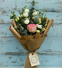 Букет цветов из:  Розы и Лизиантусы в поселке имени Цюрупы