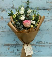 Букет цветов из:  Розы и Лизиантусы в поселке имени Цюрупы