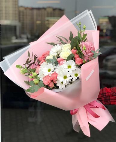 Букет цветов из: Розы, Лизиантусы и Хризантемы в поселке имени Цюрупы