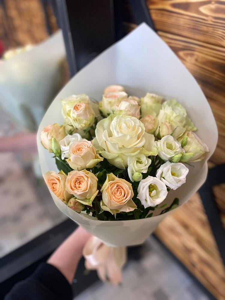 Букет Летний бриз в поселке имени Цюрупы Букет цветов из: Розы и Лизиантусы в поселке имени Цюрупы