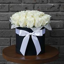 Цветочная композиция из Розы в шляпной коробке в поселке имени Цюрупы